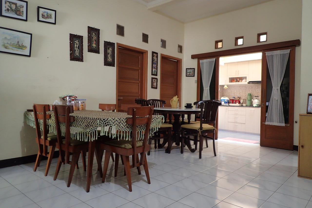Zenrra House Hotell Bandung Exteriör bild