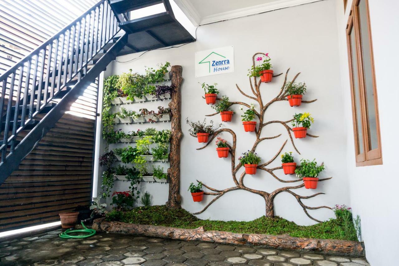 Zenrra House Hotell Bandung Exteriör bild